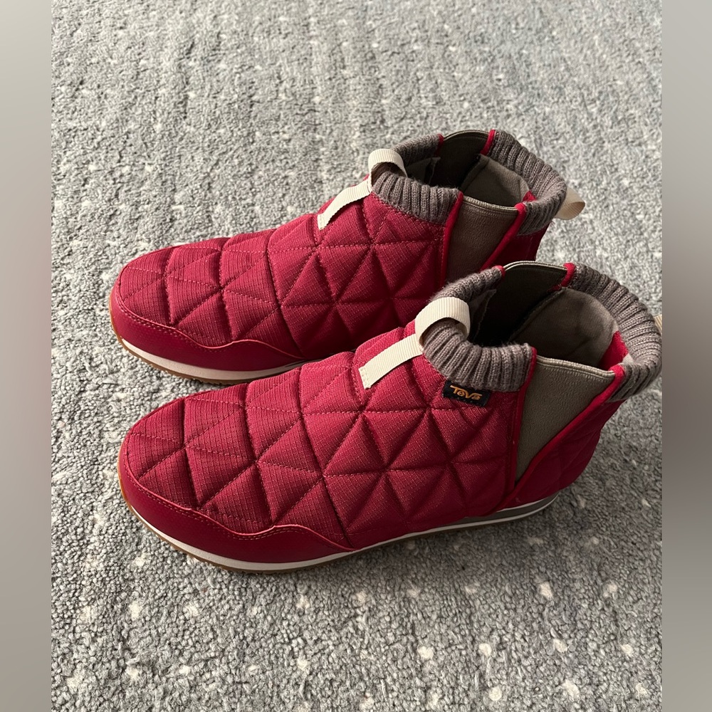 Teva reember ,never worn, raspberry color, womens size 10
